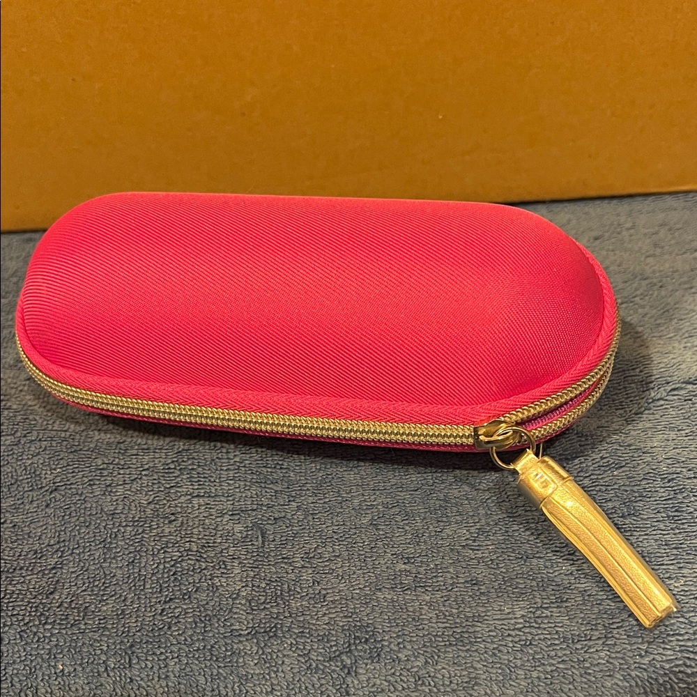 Elegant Clinique Pink Zippered Eyeglass Case